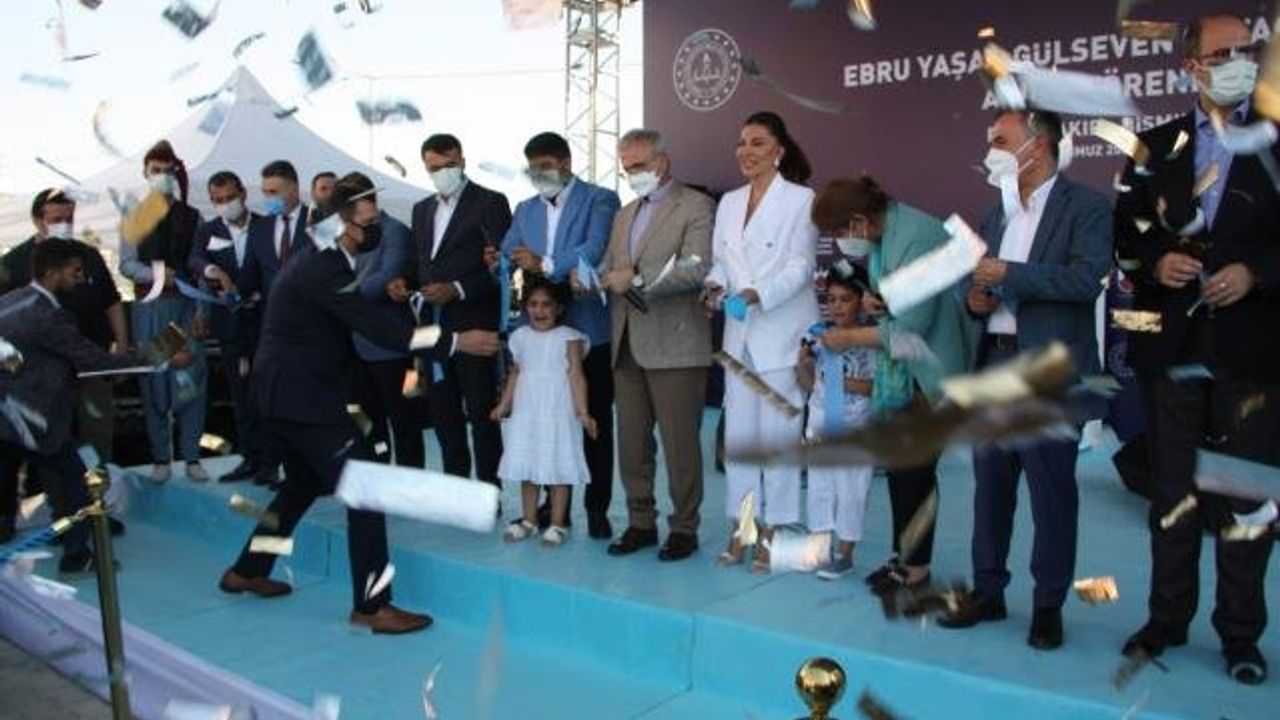 Ebru Yaşar okul açtı! Ebru Yaşar Gülseven Ortaokulu açıldı!