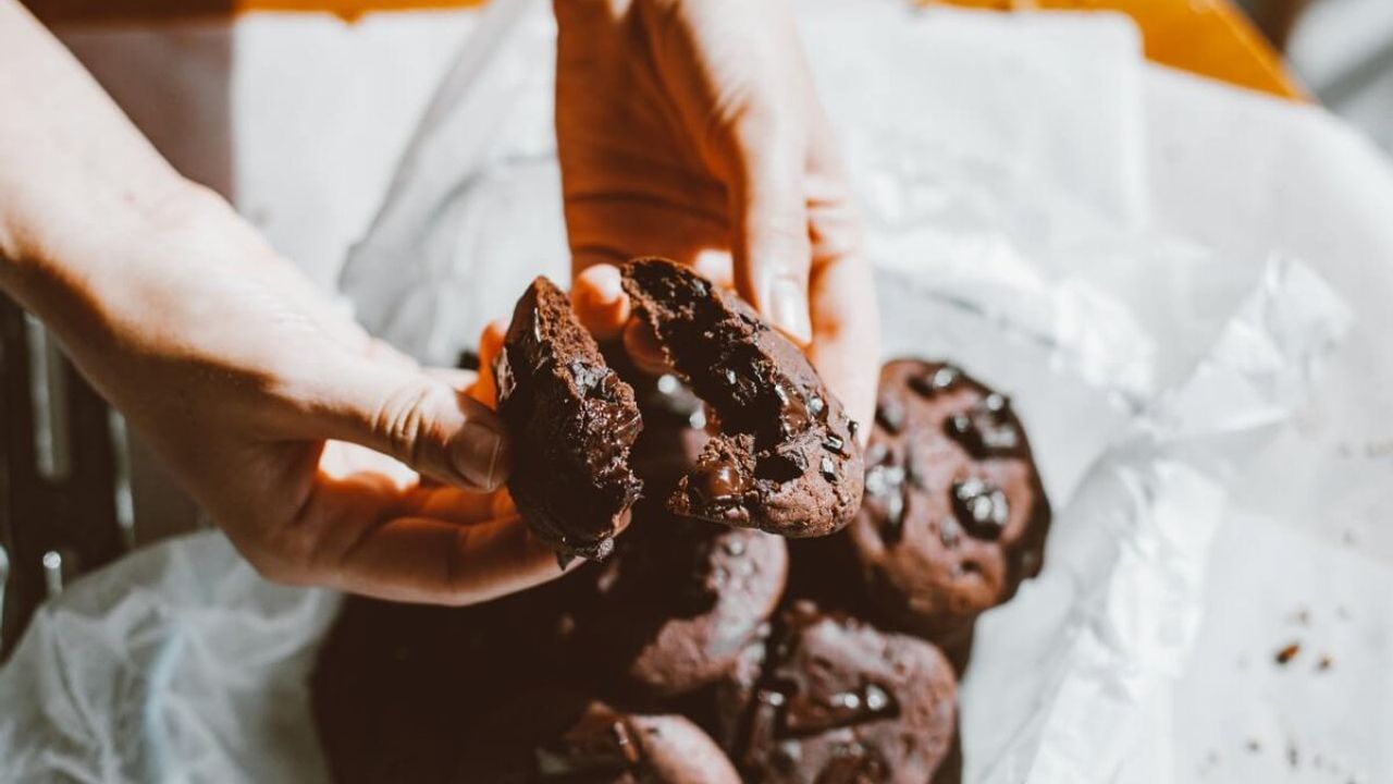 Bu browni kurabiyeyle hem görümceniz hem de kaynananız çatır çatır çatlayacak! Kaynananız gelse böyle güzel kurabiye yapamaz!