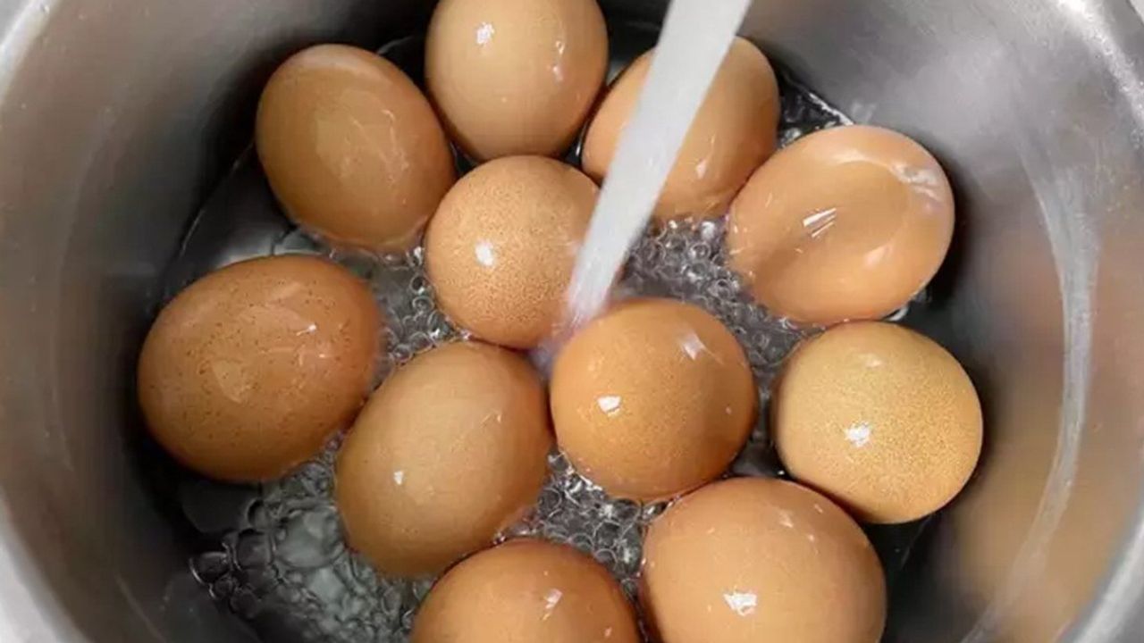 Yumurta haşlarken bu yöntemi deneyin! Kabuklar yaprak gibi açılıyor, yumurta asla çatlamıyor!